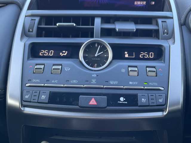 レクサス ＮＸ 300 スパイス&シック 群馬県 2020(令2)年 4.8万km ソニッククォーツ パノラマルーフ/純正10.3インチワイドナビ/（CD/DVD/SD/Bluetooth/USB/Miracast）/フルセグテレビ/バック・サイドカメラ/セーフティシステムプラス/・プリクラッシュセーフティシステム/・レーントレーシングアシスト/・アダプティブハイビームシステム/・レーダークルーズコントロール/・ロードサインアシスト/・先行車発進告知機能/ブラインドスポットモニター/リアクロストラフィックアラート/パーキングサポートブレーキ/ハンズフリーパワーバックドア/角型三眼LEDヘッドランプ/ボディ同色フェンダーアーチモール/ステアリングヒーター/黒レザーシート/シートヒーター/エアシート/パワーシート/シートメモリー