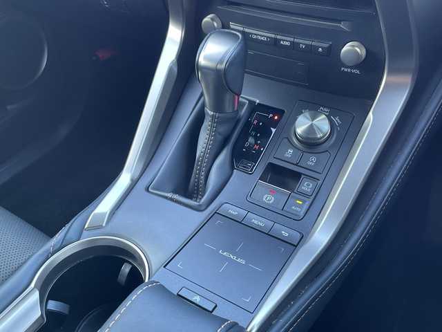 レクサス ＮＸ 300 スパイス&シック 群馬県 2020(令2)年 4.8万km ソニッククォーツ パノラマルーフ/純正10.3インチワイドナビ/（CD/DVD/SD/Bluetooth/USB/Miracast）/フルセグテレビ/バック・サイドカメラ/セーフティシステムプラス/・プリクラッシュセーフティシステム/・レーントレーシングアシスト/・アダプティブハイビームシステム/・レーダークルーズコントロール/・ロードサインアシスト/・先行車発進告知機能/ブラインドスポットモニター/リアクロストラフィックアラート/パーキングサポートブレーキ/ハンズフリーパワーバックドア/角型三眼LEDヘッドランプ/ボディ同色フェンダーアーチモール/ステアリングヒーター/黒レザーシート/シートヒーター/エアシート/パワーシート/シートメモリー