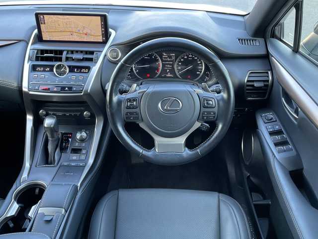 レクサス ＮＸ 300 スパイス&シック 群馬県 2020(令2)年 4.8万km ソニッククォーツ パノラマルーフ/純正10.3インチワイドナビ/（CD/DVD/SD/Bluetooth/USB/Miracast）/フルセグテレビ/バック・サイドカメラ/セーフティシステムプラス/・プリクラッシュセーフティシステム/・レーントレーシングアシスト/・アダプティブハイビームシステム/・レーダークルーズコントロール/・ロードサインアシスト/・先行車発進告知機能/ブラインドスポットモニター/リアクロストラフィックアラート/パーキングサポートブレーキ/ハンズフリーパワーバックドア/角型三眼LEDヘッドランプ/ボディ同色フェンダーアーチモール/ステアリングヒーター/黒レザーシート/シートヒーター/エアシート/パワーシート/シートメモリー