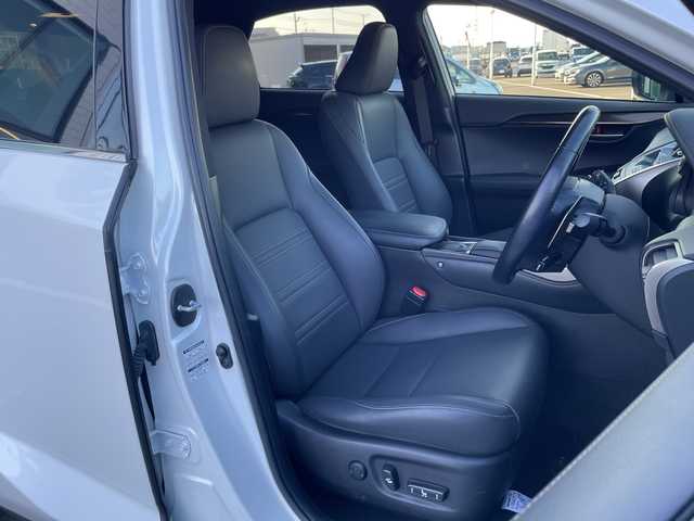 レクサス ＮＸ 300 スパイス&シック 群馬県 2020(令2)年 4.8万km ソニッククォーツ パノラマルーフ/純正10.3インチワイドナビ/（CD/DVD/SD/Bluetooth/USB/Miracast）/フルセグテレビ/バック・サイドカメラ/セーフティシステムプラス/・プリクラッシュセーフティシステム/・レーントレーシングアシスト/・アダプティブハイビームシステム/・レーダークルーズコントロール/・ロードサインアシスト/・先行車発進告知機能/ブラインドスポットモニター/リアクロストラフィックアラート/パーキングサポートブレーキ/ハンズフリーパワーバックドア/角型三眼LEDヘッドランプ/ボディ同色フェンダーアーチモール/ステアリングヒーター/黒レザーシート/シートヒーター/エアシート/パワーシート/シートメモリー