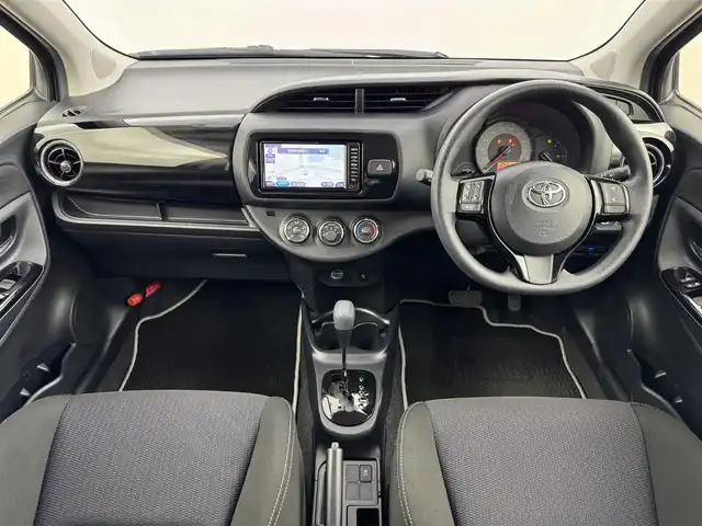 トヨタ ヴィッツ F セーフティエディション 福岡県 2018(平30)年 2.5万km ボルドーマイカメタリック 純正ナビ（ＢＴ、フルセグＴＶ）　/ＥＴＣ　/バックカメラ　/前後ドライブレコーダー　/衝突軽減システム　/横滑り防止装置　/レーンキープ　/オートハイビーム　/コーナーセンサー　/ＡＢＳ　/社外１４インチアルミホイール