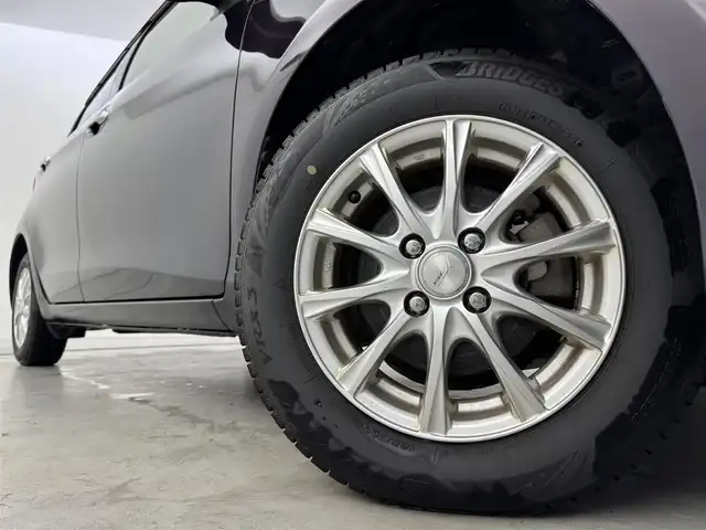 トヨタ ヴィッツ F セーフティエディション 福岡県 2018(平30)年 2.5万km ボルドーマイカメタリック 純正ナビ（ＢＴ、フルセグＴＶ）　/ＥＴＣ　/バックカメラ　/前後ドライブレコーダー　/衝突軽減システム　/横滑り防止装置　/レーンキープ　/オートハイビーム　/コーナーセンサー　/ＡＢＳ　/社外１４インチアルミホイール