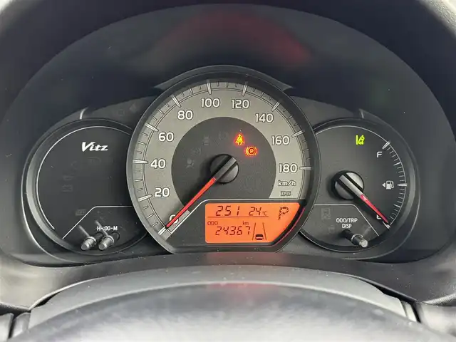 トヨタ ヴィッツ F セーフティエディション 福岡県 2018(平30)年 2.5万km ボルドーマイカメタリック 純正ナビ（ＢＴ、フルセグＴＶ）　/ＥＴＣ　/バックカメラ　/前後ドライブレコーダー　/衝突軽減システム　/横滑り防止装置　/レーンキープ　/オートハイビーム　/コーナーセンサー　/ＡＢＳ　/社外１４インチアルミホイール