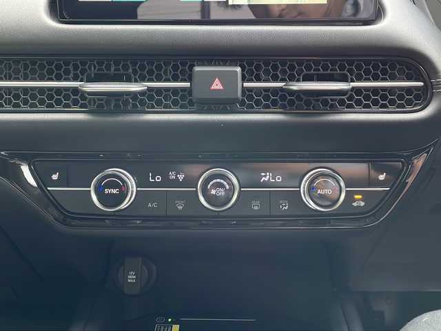 ホンダ ＺＲ－Ｖ ハイブリッド e:HEV Z 岐阜県 2024(令6)年 0.6万km プラチナホワイトパール ワンオーナー/Honda CONNECT ディスプレー（メーカー標準９インチ）/フルセグTV/AppleCarPlay/AndroidAuto/Bluetooth/USB/iPod/全方位カメラ/ホンダセンシング/レーダークルーズコントロール/衝突被害軽減システム/ブラインドスポットモニター/前後コーナーセンサー/プレミアムサウンド（BOSE）/ワイヤレス充電/本革シート（黒色）/運転席・助手席シートヒーター・ステアリングヒーター/運転席・助手席パワーシート・シートメモリ/ビルトインETC2.0/電動パーキング・ブレーキホールド/MTモード付AT・パドルシフト/LEDヘッドライト/オートライト・オートマチックハイビーム/純正18インチハイビーム/純正フロアマット・Clazzio製フロアマット（防汚のため）/スマートキー/スペアキーあり/プッシュスタート/禁煙車