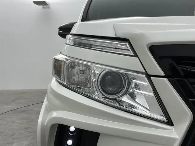 トヨタ ヴォクシー ZS 煌 群馬県 2016(平28)年 6万km ホワイトパールクリスタルシャイン 雹害車　フリップダウンモニター　純正９インチナビ　バックカメラ　両側パワースライドドア　ＬＥＤライト　ＡＨＢ　シートカバー　社外１６インチＡＷ　ステアリングリモコン　ドライブレコーダー　ＥＴＣ