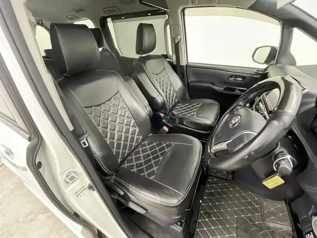 トヨタ ヴォクシー ZS 煌 群馬県 2016(平28)年 6万km ホワイトパールクリスタルシャイン 雹害車　フリップダウンモニター　純正９インチナビ　バックカメラ　両側パワースライドドア　ＬＥＤライト　ＡＨＢ　シートカバー　社外１６インチＡＷ　ステアリングリモコン　ドライブレコーダー　ＥＴＣ