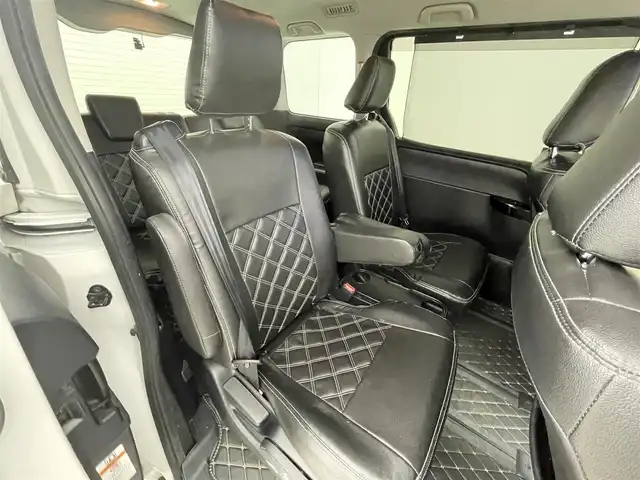トヨタ ヴォクシー ZS 煌 群馬県 2016(平28)年 6万km ホワイトパールクリスタルシャイン 雹害車　フリップダウンモニター　純正９インチナビ　バックカメラ　両側パワースライドドア　ＬＥＤライト　ＡＨＢ　シートカバー　社外１６インチＡＷ　ステアリングリモコン　ドライブレコーダー　ＥＴＣ