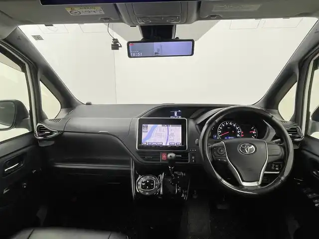 トヨタ ヴォクシー ZS 煌 群馬県 2016(平28)年 6万km ホワイトパールクリスタルシャイン 雹害車　フリップダウンモニター　純正９インチナビ　バックカメラ　両側パワースライドドア　ＬＥＤライト　ＡＨＢ　シートカバー　社外１６インチＡＷ　ステアリングリモコン　ドライブレコーダー　ＥＴＣ