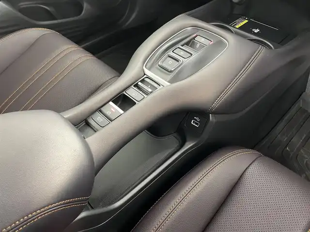 ホンダ ＺＲ－Ｖ ハイブリッド e:HEV Z 沖縄県 2023(令5)年 1.5万km クリスタルブラックパール 純正ディスプレイオーディオ/【Bluetooth/USB/AppleCarPlay/AndroidAuto/フルセグTV】/全方位カメラ/置くだけ充電/BOSEサウンド/ETC2.0/ホンダセンシング/衝突軽減ブレーキ/先行車発進お知らせ機能/歩行者事故低減ステアリング/路外逸脱抑制機能/標識認識機能/アダプティブクルーズコントロール/ブラインドスポットモニター/オートマチックハイビーム/レザーシート/・前席パワーシート/前席シートヒーター/ステアリングスイッチ/ステアリングヒーター/パドルシフト/純正エアロ/LEDヘッドライト/・オートライト/純正18インチアルミホイール/前席純正フロアマット/ABS/横滑り防止装置/ダウンヒルアシスト/プッシュスタート/スマートキー/スペアキー/取扱説明書/保証書
