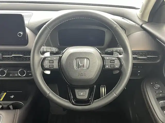 ホンダ ＺＲ－Ｖ ハイブリッド e:HEV Z 沖縄県 2023(令5)年 1.5万km クリスタルブラックパール 純正ディスプレイオーディオ/【Bluetooth/USB/AppleCarPlay/AndroidAuto/フルセグTV】/全方位カメラ/置くだけ充電/BOSEサウンド/ETC2.0/ホンダセンシング/衝突軽減ブレーキ/先行車発進お知らせ機能/歩行者事故低減ステアリング/路外逸脱抑制機能/標識認識機能/アダプティブクルーズコントロール/ブラインドスポットモニター/オートマチックハイビーム/レザーシート/・前席パワーシート/前席シートヒーター/ステアリングスイッチ/ステアリングヒーター/パドルシフト/純正エアロ/LEDヘッドライト/・オートライト/純正18インチアルミホイール/前席純正フロアマット/ABS/横滑り防止装置/ダウンヒルアシスト/プッシュスタート/スマートキー/スペアキー/取扱説明書/保証書