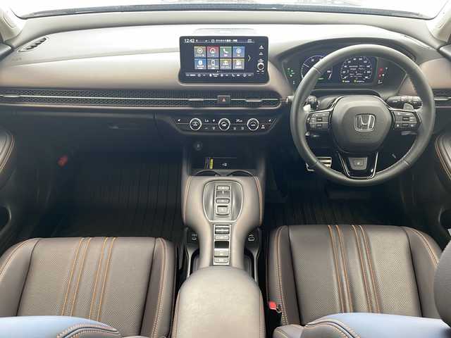 ホンダ ＺＲ－Ｖ ハイブリッド e:HEV Z 沖縄県 2023(令5)年 1.5万km クリスタルブラックパール 純正ディスプレイオーディオ/【Bluetooth/USB/AppleCarPlay/AndroidAuto/フルセグTV】/全方位カメラ/置くだけ充電/BOSEサウンド/ETC2.0/ホンダセンシング/衝突軽減ブレーキ/先行車発進お知らせ機能/歩行者事故低減ステアリング/路外逸脱抑制機能/標識認識機能/アダプティブクルーズコントロール/ブラインドスポットモニター/オートマチックハイビーム/レザーシート/・前席パワーシート/前席シートヒーター/ステアリングスイッチ/ステアリングヒーター/パドルシフト/純正エアロ/LEDヘッドライト/・オートライト/純正18インチアルミホイール/前席純正フロアマット/ABS/横滑り防止装置/ダウンヒルアシスト/プッシュスタート/スマートキー/スペアキー/取扱説明書/保証書