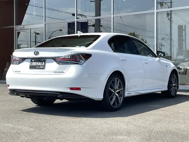 レクサス ＧＳ 300h Fスポーツ 岐阜県 2016(平28)年 4.2万km ホワイトノーヴァガラスフレーク ワンオーナー/純正メモリナビ/【フルセグTV/USB/Bluetooth】/バックカメラ/プリクラッシュセーフティー/レーダークルーズコントロール/レーンキーピングアシスト/ヒルスタートアシストコントロール/車両接近通報装置/クリアランスソナー/レクサスクライメントコンシェルジュ/本革シート/パワーシート/前席シートヒーター/前席シートベンチレーター/ステアリングヒーター/純正19インチアルミホイール/三眼フルLEDヘッドライト/オートLEDライト/オートマチックハイビーム/ビークルスタビリティコントロール/イモビライザー/ビルトインETC2.0/ドライブレコーダー(CSD-500EHR)/純正フロアマット/カーテンエアバッグ/プッシュスタート/スマートキー/スマートカードキー/スペアキー/取扱説明書/保証書