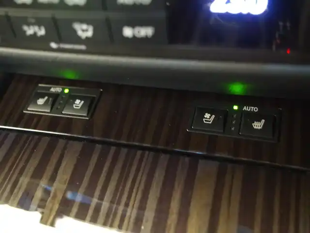 レクサス ＧＳ 300h Fスポーツ 岐阜県 2016(平28)年 4.2万km ホワイトノーヴァガラスフレーク ワンオーナー/純正メモリナビ/【フルセグTV/USB/Bluetooth】/バックカメラ/プリクラッシュセーフティー/レーダークルーズコントロール/レーンキーピングアシスト/ヒルスタートアシストコントロール/車両接近通報装置/クリアランスソナー/レクサスクライメントコンシェルジュ/本革シート/パワーシート/前席シートヒーター/前席シートベンチレーター/ステアリングヒーター/純正19インチアルミホイール/三眼フルLEDヘッドライト/オートLEDライト/オートマチックハイビーム/ビークルスタビリティコントロール/イモビライザー/ビルトインETC2.0/ドライブレコーダー(CSD-500EHR)/純正フロアマット/カーテンエアバッグ/プッシュスタート/スマートキー/スマートカードキー/スペアキー/取扱説明書/保証書