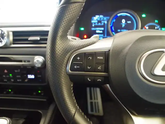 レクサス ＧＳ 300h Fスポーツ 岐阜県 2016(平28)年 4.2万km ホワイトノーヴァガラスフレーク ワンオーナー/純正メモリナビ/【フルセグTV/USB/Bluetooth】/バックカメラ/プリクラッシュセーフティー/レーダークルーズコントロール/レーンキーピングアシスト/ヒルスタートアシストコントロール/車両接近通報装置/クリアランスソナー/レクサスクライメントコンシェルジュ/本革シート/パワーシート/前席シートヒーター/前席シートベンチレーター/ステアリングヒーター/純正19インチアルミホイール/三眼フルLEDヘッドライト/オートLEDライト/オートマチックハイビーム/ビークルスタビリティコントロール/イモビライザー/ビルトインETC2.0/ドライブレコーダー(CSD-500EHR)/純正フロアマット/カーテンエアバッグ/プッシュスタート/スマートキー/スマートカードキー/スペアキー/取扱説明書/保証書