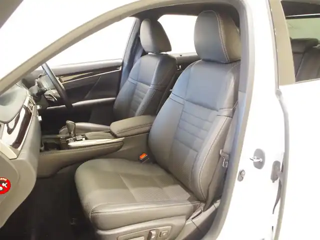 レクサス ＧＳ 300h Fスポーツ 岐阜県 2016(平28)年 4.2万km ホワイトノーヴァガラスフレーク ワンオーナー/純正メモリナビ/【フルセグTV/USB/Bluetooth】/バックカメラ/プリクラッシュセーフティー/レーダークルーズコントロール/レーンキーピングアシスト/ヒルスタートアシストコントロール/車両接近通報装置/クリアランスソナー/レクサスクライメントコンシェルジュ/本革シート/パワーシート/前席シートヒーター/前席シートベンチレーター/ステアリングヒーター/純正19インチアルミホイール/三眼フルLEDヘッドライト/オートLEDライト/オートマチックハイビーム/ビークルスタビリティコントロール/イモビライザー/ビルトインETC2.0/ドライブレコーダー(CSD-500EHR)/純正フロアマット/カーテンエアバッグ/プッシュスタート/スマートキー/スマートカードキー/スペアキー/取扱説明書/保証書