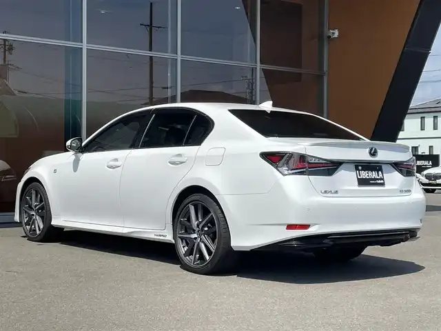 レクサス ＧＳ 300h Fスポーツ 岐阜県 2016(平28)年 4.2万km ホワイトノーヴァガラスフレーク ワンオーナー/純正メモリナビ/【フルセグTV/USB/Bluetooth】/バックカメラ/プリクラッシュセーフティー/レーダークルーズコントロール/レーンキーピングアシスト/ヒルスタートアシストコントロール/車両接近通報装置/クリアランスソナー/レクサスクライメントコンシェルジュ/本革シート/パワーシート/前席シートヒーター/前席シートベンチレーター/ステアリングヒーター/純正19インチアルミホイール/三眼フルLEDヘッドライト/オートLEDライト/オートマチックハイビーム/ビークルスタビリティコントロール/イモビライザー/ビルトインETC2.0/ドライブレコーダー(CSD-500EHR)/純正フロアマット/カーテンエアバッグ/プッシュスタート/スマートキー/スマートカードキー/スペアキー/取扱説明書/保証書