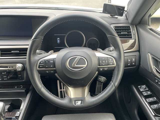 レクサス ＧＳ 300h Fスポーツ 静岡県 2016(平28)年 4.2万km ホワイトノーヴァガラスフレーク ●純正12.3インチナビ/(フルセグ/CD/DVD/Bluetooth/AUX)/●レザーシート/●前席パワーシート(運転席シートメモリ付き)/●前席シートヒーター＆エアシート/●バックカメラ/●レーダークルーズコントロール/●ブラインドスポットモニター/●衝突被害軽減システム/●レーンキープアシスト/●前後コーナーセンサー/●電動パーキングブレーキ/●オートブレーキホールド/●三眼LEDライト＆フォグランプ/●オートライト/●オートマチックハイビーム/●革巻きステアリング/●ステアリングスイッチ/●ステアリングヒーター/●ETC2.0/●前方ドライブレコーダー/●電動リアサンシェード/●電動リアゲート/●ドアバイザー/●スマートキー/●プッシュスタート/●純正フロアマット/●純正19インチアルミホイール/●W＋サイド＋カーテンSRS＋ABS/●保証書/●取扱説明書