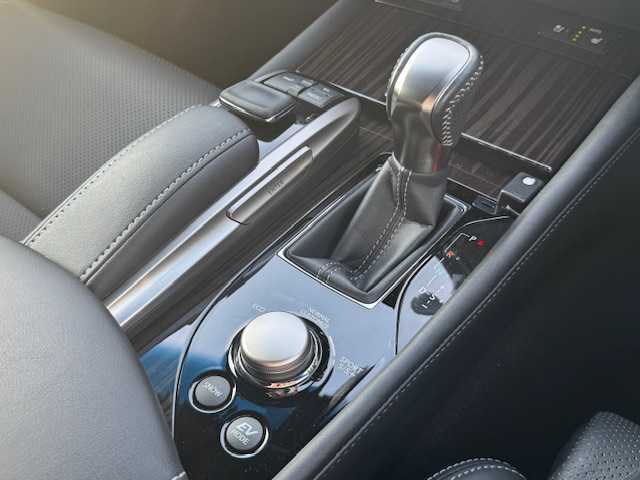 レクサス ＧＳ 300h Fスポーツ 静岡県 2016(平28)年 4.2万km ホワイトノーヴァガラスフレーク ●純正12.3インチナビ/(フルセグ/CD/DVD/Bluetooth/AUX)/●レザーシート/●前席パワーシート(運転席シートメモリ付き)/●前席シートヒーター＆エアシート/●バックカメラ/●レーダークルーズコントロール/●ブラインドスポットモニター/●衝突被害軽減システム/●レーンキープアシスト/●前後コーナーセンサー/●電動パーキングブレーキ/●オートブレーキホールド/●三眼LEDライト＆フォグランプ/●オートライト/●オートマチックハイビーム/●革巻きステアリング/●ステアリングスイッチ/●ステアリングヒーター/●ETC2.0/●前方ドライブレコーダー/●電動リアサンシェード/●電動リアゲート/●ドアバイザー/●スマートキー/●プッシュスタート/●純正フロアマット/●純正19インチアルミホイール/●W＋サイド＋カーテンSRS＋ABS/●保証書/●取扱説明書