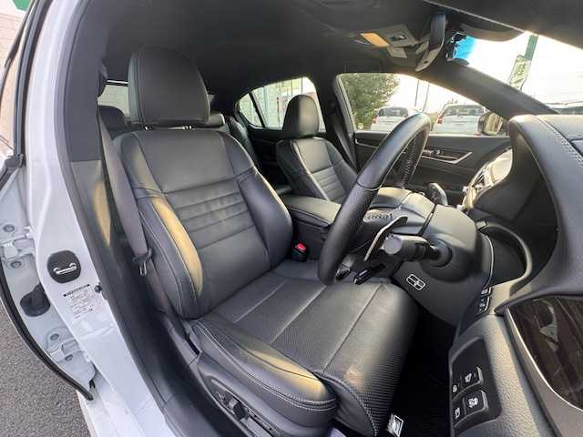レクサス ＧＳ 300h Fスポーツ 静岡県 2016(平28)年 4.2万km ホワイトノーヴァガラスフレーク ●純正12.3インチナビ/(フルセグ/CD/DVD/Bluetooth/AUX)/●レザーシート/●前席パワーシート(運転席シートメモリ付き)/●前席シートヒーター＆エアシート/●バックカメラ/●レーダークルーズコントロール/●ブラインドスポットモニター/●衝突被害軽減システム/●レーンキープアシスト/●前後コーナーセンサー/●電動パーキングブレーキ/●オートブレーキホールド/●三眼LEDライト＆フォグランプ/●オートライト/●オートマチックハイビーム/●革巻きステアリング/●ステアリングスイッチ/●ステアリングヒーター/●ETC2.0/●前方ドライブレコーダー/●電動リアサンシェード/●電動リアゲート/●ドアバイザー/●スマートキー/●プッシュスタート/●純正フロアマット/●純正19インチアルミホイール/●W＋サイド＋カーテンSRS＋ABS/●保証書/●取扱説明書