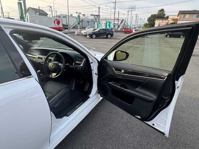 レクサス ＧＳ 300h Fスポーツ 静岡県 2016(平28)年 4.2万km ホワイトノーヴァガラスフレーク ●純正12.3インチナビ/(フルセグ/CD/DVD/Bluetooth/AUX)/●レザーシート/●前席パワーシート(運転席シートメモリ付き)/●前席シートヒーター＆エアシート/●バックカメラ/●レーダークルーズコントロール/●ブラインドスポットモニター/●衝突被害軽減システム/●レーンキープアシスト/●前後コーナーセンサー/●電動パーキングブレーキ/●オートブレーキホールド/●三眼LEDライト＆フォグランプ/●オートライト/●オートマチックハイビーム/●革巻きステアリング/●ステアリングスイッチ/●ステアリングヒーター/●ETC2.0/●前方ドライブレコーダー/●電動リアサンシェード/●電動リアゲート/●ドアバイザー/●スマートキー/●プッシュスタート/●純正フロアマット/●純正19インチアルミホイール/●W＋サイド＋カーテンSRS＋ABS/●保証書/●取扱説明書