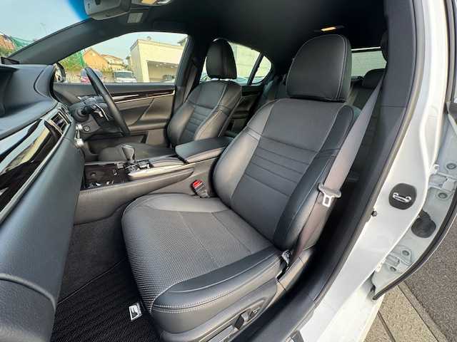 レクサス ＧＳ 300h Fスポーツ 静岡県 2016(平28)年 4.2万km ホワイトノーヴァガラスフレーク ●純正12.3インチナビ/(フルセグ/CD/DVD/Bluetooth/AUX)/●レザーシート/●前席パワーシート(運転席シートメモリ付き)/●前席シートヒーター＆エアシート/●バックカメラ/●レーダークルーズコントロール/●ブラインドスポットモニター/●衝突被害軽減システム/●レーンキープアシスト/●前後コーナーセンサー/●電動パーキングブレーキ/●オートブレーキホールド/●三眼LEDライト＆フォグランプ/●オートライト/●オートマチックハイビーム/●革巻きステアリング/●ステアリングスイッチ/●ステアリングヒーター/●ETC2.0/●前方ドライブレコーダー/●電動リアサンシェード/●電動リアゲート/●ドアバイザー/●スマートキー/●プッシュスタート/●純正フロアマット/●純正19インチアルミホイール/●W＋サイド＋カーテンSRS＋ABS/●保証書/●取扱説明書