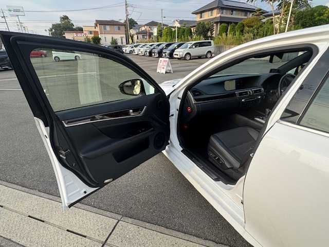 レクサス ＧＳ 300h Fスポーツ 静岡県 2016(平28)年 4.2万km ホワイトノーヴァガラスフレーク ●純正12.3インチナビ/(フルセグ/CD/DVD/Bluetooth/AUX)/●レザーシート/●前席パワーシート(運転席シートメモリ付き)/●前席シートヒーター＆エアシート/●バックカメラ/●レーダークルーズコントロール/●ブラインドスポットモニター/●衝突被害軽減システム/●レーンキープアシスト/●前後コーナーセンサー/●電動パーキングブレーキ/●オートブレーキホールド/●三眼LEDライト＆フォグランプ/●オートライト/●オートマチックハイビーム/●革巻きステアリング/●ステアリングスイッチ/●ステアリングヒーター/●ETC2.0/●前方ドライブレコーダー/●電動リアサンシェード/●電動リアゲート/●ドアバイザー/●スマートキー/●プッシュスタート/●純正フロアマット/●純正19インチアルミホイール/●W＋サイド＋カーテンSRS＋ABS/●保証書/●取扱説明書