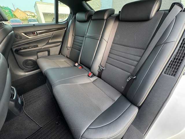 レクサス ＧＳ 300h Fスポーツ 静岡県 2016(平28)年 4.2万km ホワイトノーヴァガラスフレーク ●純正12.3インチナビ/(フルセグ/CD/DVD/Bluetooth/AUX)/●レザーシート/●前席パワーシート(運転席シートメモリ付き)/●前席シートヒーター＆エアシート/●バックカメラ/●レーダークルーズコントロール/●ブラインドスポットモニター/●衝突被害軽減システム/●レーンキープアシスト/●前後コーナーセンサー/●電動パーキングブレーキ/●オートブレーキホールド/●三眼LEDライト＆フォグランプ/●オートライト/●オートマチックハイビーム/●革巻きステアリング/●ステアリングスイッチ/●ステアリングヒーター/●ETC2.0/●前方ドライブレコーダー/●電動リアサンシェード/●電動リアゲート/●ドアバイザー/●スマートキー/●プッシュスタート/●純正フロアマット/●純正19インチアルミホイール/●W＋サイド＋カーテンSRS＋ABS/●保証書/●取扱説明書
