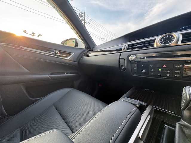 レクサス ＧＳ 300h Fスポーツ 静岡県 2016(平28)年 4.2万km ホワイトノーヴァガラスフレーク ●純正12.3インチナビ/(フルセグ/CD/DVD/Bluetooth/AUX)/●レザーシート/●前席パワーシート(運転席シートメモリ付き)/●前席シートヒーター＆エアシート/●バックカメラ/●レーダークルーズコントロール/●ブラインドスポットモニター/●衝突被害軽減システム/●レーンキープアシスト/●前後コーナーセンサー/●電動パーキングブレーキ/●オートブレーキホールド/●三眼LEDライト＆フォグランプ/●オートライト/●オートマチックハイビーム/●革巻きステアリング/●ステアリングスイッチ/●ステアリングヒーター/●ETC2.0/●前方ドライブレコーダー/●電動リアサンシェード/●電動リアゲート/●ドアバイザー/●スマートキー/●プッシュスタート/●純正フロアマット/●純正19インチアルミホイール/●W＋サイド＋カーテンSRS＋ABS/●保証書/●取扱説明書
