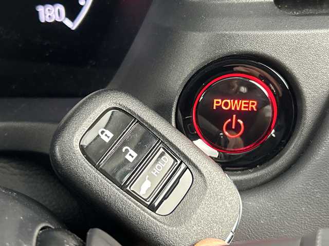 ホンダ ヴェゼル ハイブリッド e:HEV Z 愛知県 2024(令6)年 0.9万km プラチナホワイトパール ワンオーナー/禁煙車/純正9インチナビ/（AM/FM/Bluetooth/USB/フルセグTV）/バックカメラ/シーケンシャルウインカー/ワイヤレス充電/ホンダセンシング/・衝突軽減ブレーキ/・レーダークルーズコントロール/・レーンキープアシスト/・オートマチックハイビーム/・ブラインドスポットモニター/・クリアランスソナー/ダウンヒルアシスト/ETC2.0/ステアリングヒーター/シートヒーター/パドルシフト/スマートキー/プッシュスタート/LEDヘッドライト/フロントフォグライト/純正18インチアルミホイール/純正フロアマット