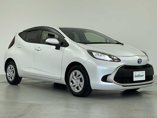 トヨタ アクア G 岐阜県 2022(令4)年 2万km プラチナホワイトパールマイカ トヨタセーフティセンス/レーンキープアシスト/プリクラッシュセーフティ/クリアランスソナー/パーキングサポートブレーキ/オートマチックハイビーム/純正ディスプレイオーディオ/Bluetooth/USB/全方位カメラ/１００V電源/スマートキー/プッシュスタート/スペアキー/純正フロアマット/社外ドアバイザー/LEDヘッドライト/ETC