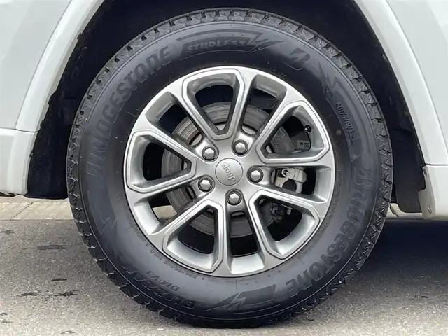 クライスラー・ジープ ジープ グランドチェロキー アルティテュード 青森県 2019(令1)年 4.3万km ブライトホワイト /４WD/黒ハーフレザーシート/D席パワーシート/前席シートヒーター/純正エアサス/純正SDナビフルセグTV/（ Bluetooth/USBx2 ）/バックカメラ/DSRC・ETC/革巻きステア/ノブ/パドルシフト/ミラーヒーター/電動チルトステア/電格調整ミラー/クルーズコントロール/ブラックルーフレール/サイドステップ/ヒルディセントコントロール/ブレーキアシスト/パーキングアシスト/トラクションコントロール/前後バンパーソナー/ヘットライトウオッシャー/前後フォグランプ/前後ドラレコ/純正HID/アイドリングストップ/横滑り防止機能/W/サイド/カーテン/ニーエアバッグ/ABS/スマートキーｘ２/保証書/取説