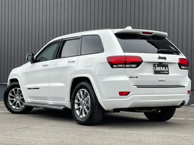 クライスラー・ジープ ジープ グランドチェロキー アルティテュード 青森県 2019(令1)年 4.3万km ブライトホワイト /４WD/黒ハーフレザーシート/D席パワーシート/前席シートヒーター/純正エアサス/純正SDナビフルセグTV/（ Bluetooth/USBx2 ）/バックカメラ/DSRC・ETC/革巻きステア/ノブ/パドルシフト/ミラーヒーター/電動チルトステア/電格調整ミラー/クルーズコントロール/ブラックルーフレール/サイドステップ/ヒルディセントコントロール/ブレーキアシスト/パーキングアシスト/トラクションコントロール/前後バンパーソナー/ヘットライトウオッシャー/前後フォグランプ/前後ドラレコ/純正HID/アイドリングストップ/横滑り防止機能/W/サイド/カーテン/ニーエアバッグ/ABS/スマートキーｘ２/保証書/取説