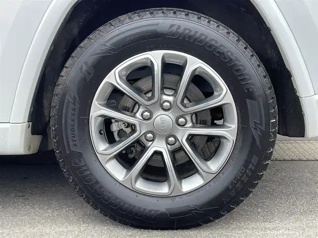 クライスラー・ジープ ジープ グランドチェロキー アルティテュード 青森県 2019(令1)年 4.3万km ブライトホワイト /４WD/黒ハーフレザーシート/D席パワーシート/前席シートヒーター/純正エアサス/純正SDナビフルセグTV/（ Bluetooth/USBx2 ）/バックカメラ/DSRC・ETC/革巻きステア/ノブ/パドルシフト/ミラーヒーター/電動チルトステア/電格調整ミラー/クルーズコントロール/ブラックルーフレール/サイドステップ/ヒルディセントコントロール/ブレーキアシスト/パーキングアシスト/トラクションコントロール/前後バンパーソナー/ヘットライトウオッシャー/前後フォグランプ/前後ドラレコ/純正HID/アイドリングストップ/横滑り防止機能/W/サイド/カーテン/ニーエアバッグ/ABS/スマートキーｘ２/保証書/取説