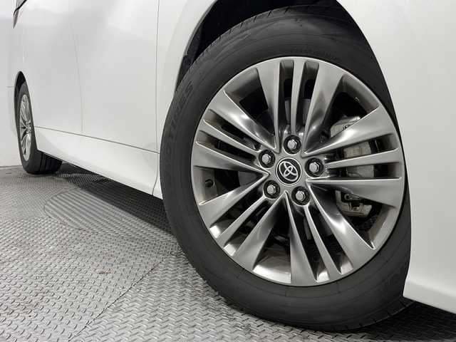 トヨタ アルファード Z 広島県 2024(令6)年 1万km プラチナホワイトパールマイカ 禁煙車/純正１４型コネクティッドナビ/サンルーフ/フリップダウンモニター/ユニバーサルステップ/パワーシート/温冷シート/ブラインドスポットモニター/パーキングアシスト/両側パワースライドドア/電動リアゲート/デジタルインナーミラー/ヘッドアップディスプレイ/ワイヤレス充電/レーダークルーズコントロール/レーンキープ/衝突軽減/踏み間違い防止/オットマン/ステアリングヒーター/100V電源/純正18インチアルミホイール(225/60/R18)/エアバッグ(運転席/助手席/サイド/カーテン)