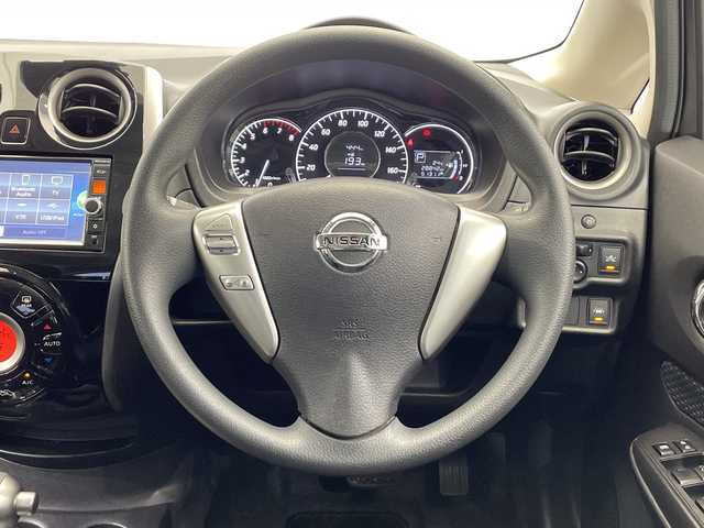 日産 ノート X DIG－S Vセレ +セーフ 栃木県 2015(平27)年 2.9万km ダークメタルグレー メモリーナビ/（CD/DVD/Bluetooth/AUX/ワンセグTV)/バックカメラ/全方位カメラ/衝突軽減ブレーキ/コーナーセンサー/ETC/前方ドラレコ/禁煙車/オートライト/HIDヘッドライト/横滑り防止装置/フォグランプ/スマートキー/プッシュスタート/アイドリングストップ/ステアリングスイッチ/電動格納ミラー/純正アルミホイール/社外フロアマット