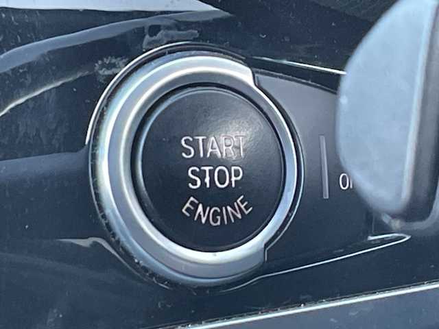 ＢＭＷ Ｘ３ xDrive20d Mスポーツ 愛知県 2015(平27)年 11.7万km アルピンホワイトⅢ /禁煙車//メーカーHDDナビ//BT/AUX/USB/フルセグTV/MUSICコレクション//バックカメラ//フロントカメラ//レーダー探知機//純正18インチアルミホイール//プッシュスタート//スマートキー//スペアスマートキー//パワーバックドア//ルーフレール//トノカバー//ハーフレザーシート//メモリー機能付きパワーシート//オートHIDヘッドライト//フォグランプ//革巻きステアリング//パドルシフト//ステアリングスイッチ//ステアリングチルト＆テレスコピック機構//クルーズコントロール//アイドリングストップ//インテリジェントセーフティー//リアデフォッガー//ダウンヒルアシストコントロール//横滑り防止装置//クリアランスソナー//各種運転モード(SPORT/ECOPRO)//ウィンカーミラー//バニティミラーランプ付バイザー//防眩機能付きルームミラー//Wエアバッグ＋サイド//カーテンエアバッグ//記録簿//保証書//取扱説明書