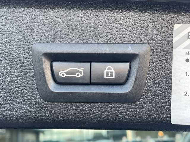 ＢＭＷ Ｘ３ xDrive20d Mスポーツ 愛知県 2015(平27)年 11.7万km アルピンホワイトⅢ /禁煙車//メーカーHDDナビ//BT/AUX/USB/フルセグTV/MUSICコレクション//バックカメラ//フロントカメラ//レーダー探知機//純正18インチアルミホイール//プッシュスタート//スマートキー//スペアスマートキー//パワーバックドア//ルーフレール//トノカバー//ハーフレザーシート//メモリー機能付きパワーシート//オートHIDヘッドライト//フォグランプ//革巻きステアリング//パドルシフト//ステアリングスイッチ//ステアリングチルト＆テレスコピック機構//クルーズコントロール//アイドリングストップ//インテリジェントセーフティー//リアデフォッガー//ダウンヒルアシストコントロール//横滑り防止装置//クリアランスソナー//各種運転モード(SPORT/ECOPRO)//ウィンカーミラー//バニティミラーランプ付バイザー//防眩機能付きルームミラー//Wエアバッグ＋サイド//カーテンエアバッグ//記録簿//保証書//取扱説明書