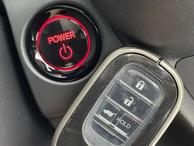 ホンダ ＺＲ－Ｖ ハイブリッド e:HEV Z ブラックスタイル 道央・札幌 2024(令6)年 1.6万km プラチナホワイトパール ・ワンオーナー/・純正メモリナビ/・BT/USB/AppleCarPlay/AndroidAuto/・アラウンドビューモニター/・ＢＯＳＥサウンド/・前後ドライブレコーダー/・ビルトインETC2.0/・ホンダセンシング/・衝突軽減ブレーキ/・横滑り防止装置/・アダプティブクルーズコントロール/・ブラインドスポットモニター/・踏み間違い防止機能/・前後コーナーセンサー/・アイドリングストップ/・ダウンヒルアシストコントロール/・レザーシート/・全席シートヒーター/・前席パワーシート/・ステアリングヒーター/・ワイヤレス充電/・パドルシフト/・LEDヘッドライト/・フォグ/・保証書・取扱説明書/・スペアキー