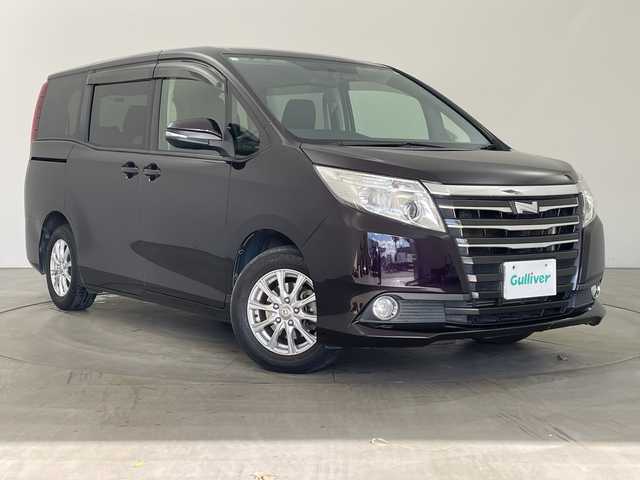 トヨタ ノア X 兵庫県 2015(平27)年 7.8万km ボルドーマイカメタリック ・純正9インチナビ（NSZT-Y64T）/・AM/FM/CD/DVD/フルセグ/・Bluetooth接続/・バックカメラ/・前後ドライブレコーダー/・片側パワースライドドア/・左右独立エアコン/・後席エアコン/・ETC/・LEDヘッドランプ/・スロットルコントローラー/・2列目サンシェード/・オールオートパワーウィンドウ/・電動格納ミラー/・アイドリングストップ/・carrozeriaツイーター/・ドアバイザー/・純正フロアマット/・社外アルミホイール/・取扱説明書/・保証書/・スペアキー/・フォグランプ/・ウインカーミラー