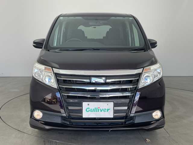 トヨタ ノア X 兵庫県 2015(平27)年 7.8万km ボルドーマイカメタリック ・純正9インチナビ（NSZT-Y64T）/・AM/FM/CD/DVD/フルセグ/・Bluetooth接続/・バックカメラ/・前後ドライブレコーダー/・片側パワースライドドア/・左右独立エアコン/・後席エアコン/・ETC/・LEDヘッドランプ/・スロットルコントローラー/・2列目サンシェード/・オールオートパワーウィンドウ/・電動格納ミラー/・アイドリングストップ/・carrozeriaツイーター/・ドアバイザー/・純正フロアマット/・社外アルミホイール/・取扱説明書/・保証書/・スペアキー/・フォグランプ/・ウインカーミラー