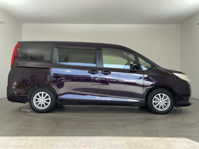 トヨタ ノア X 兵庫県 2015(平27)年 7.8万km ボルドーマイカメタリック ・純正9インチナビ（NSZT-Y64T）/・AM/FM/CD/DVD/フルセグ/・Bluetooth接続/・バックカメラ/・前後ドライブレコーダー/・片側パワースライドドア/・左右独立エアコン/・後席エアコン/・ETC/・LEDヘッドランプ/・スロットルコントローラー/・2列目サンシェード/・オールオートパワーウィンドウ/・電動格納ミラー/・アイドリングストップ/・carrozeriaツイーター/・ドアバイザー/・純正フロアマット/・社外アルミホイール/・取扱説明書/・保証書/・スペアキー/・フォグランプ/・ウインカーミラー