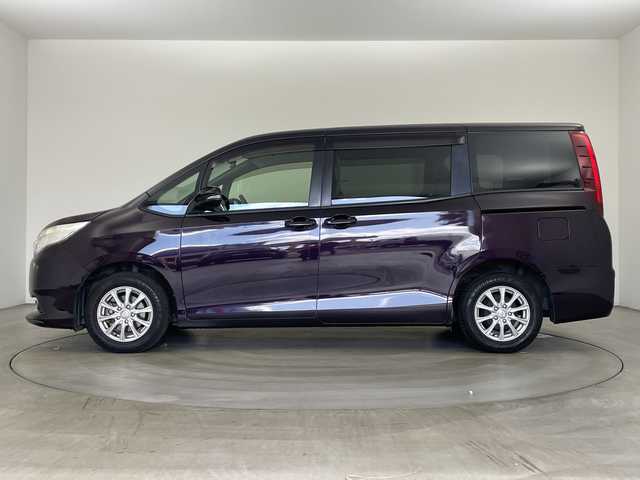 トヨタ ノア X 兵庫県 2015(平27)年 7.8万km ボルドーマイカメタリック ・純正9インチナビ（NSZT-Y64T）/・AM/FM/CD/DVD/フルセグ/・Bluetooth接続/・バックカメラ/・前後ドライブレコーダー/・片側パワースライドドア/・左右独立エアコン/・後席エアコン/・ETC/・LEDヘッドランプ/・スロットルコントローラー/・2列目サンシェード/・オールオートパワーウィンドウ/・電動格納ミラー/・アイドリングストップ/・carrozeriaツイーター/・ドアバイザー/・純正フロアマット/・社外アルミホイール/・取扱説明書/・保証書/・スペアキー/・フォグランプ/・ウインカーミラー