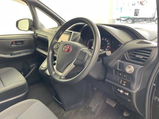 トヨタ ノア X 兵庫県 2015(平27)年 7.8万km ボルドーマイカメタリック ・純正9インチナビ（NSZT-Y64T）/・AM/FM/CD/DVD/フルセグ/・Bluetooth接続/・バックカメラ/・前後ドライブレコーダー/・片側パワースライドドア/・左右独立エアコン/・後席エアコン/・ETC/・LEDヘッドランプ/・スロットルコントローラー/・2列目サンシェード/・オールオートパワーウィンドウ/・電動格納ミラー/・アイドリングストップ/・carrozeriaツイーター/・ドアバイザー/・純正フロアマット/・社外アルミホイール/・取扱説明書/・保証書/・スペアキー/・フォグランプ/・ウインカーミラー