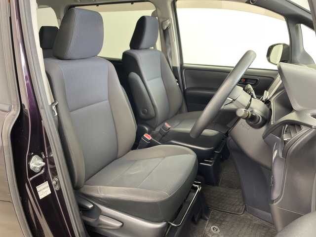 トヨタ ノア X 兵庫県 2015(平27)年 7.8万km ボルドーマイカメタリック ・純正9インチナビ（NSZT-Y64T）/・AM/FM/CD/DVD/フルセグ/・Bluetooth接続/・バックカメラ/・前後ドライブレコーダー/・片側パワースライドドア/・左右独立エアコン/・後席エアコン/・ETC/・LEDヘッドランプ/・スロットルコントローラー/・2列目サンシェード/・オールオートパワーウィンドウ/・電動格納ミラー/・アイドリングストップ/・carrozeriaツイーター/・ドアバイザー/・純正フロアマット/・社外アルミホイール/・取扱説明書/・保証書/・スペアキー/・フォグランプ/・ウインカーミラー