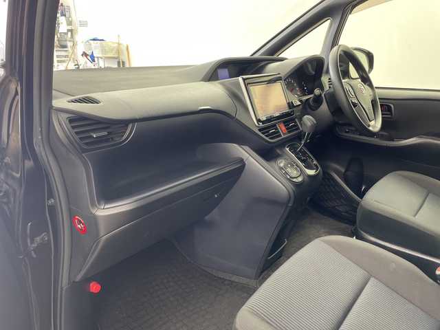 トヨタ ノア X 兵庫県 2015(平27)年 7.8万km ボルドーマイカメタリック ・純正9インチナビ（NSZT-Y64T）/・AM/FM/CD/DVD/フルセグ/・Bluetooth接続/・バックカメラ/・前後ドライブレコーダー/・片側パワースライドドア/・左右独立エアコン/・後席エアコン/・ETC/・LEDヘッドランプ/・スロットルコントローラー/・2列目サンシェード/・オールオートパワーウィンドウ/・電動格納ミラー/・アイドリングストップ/・carrozeriaツイーター/・ドアバイザー/・純正フロアマット/・社外アルミホイール/・取扱説明書/・保証書/・スペアキー/・フォグランプ/・ウインカーミラー