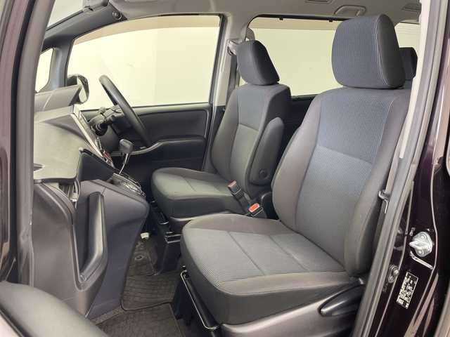 トヨタ ノア X 兵庫県 2015(平27)年 7.8万km ボルドーマイカメタリック ・純正9インチナビ（NSZT-Y64T）/・AM/FM/CD/DVD/フルセグ/・Bluetooth接続/・バックカメラ/・前後ドライブレコーダー/・片側パワースライドドア/・左右独立エアコン/・後席エアコン/・ETC/・LEDヘッドランプ/・スロットルコントローラー/・2列目サンシェード/・オールオートパワーウィンドウ/・電動格納ミラー/・アイドリングストップ/・carrozeriaツイーター/・ドアバイザー/・純正フロアマット/・社外アルミホイール/・取扱説明書/・保証書/・スペアキー/・フォグランプ/・ウインカーミラー