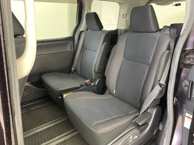 トヨタ ノア X 兵庫県 2015(平27)年 7.8万km ボルドーマイカメタリック ・純正9インチナビ（NSZT-Y64T）/・AM/FM/CD/DVD/フルセグ/・Bluetooth接続/・バックカメラ/・前後ドライブレコーダー/・片側パワースライドドア/・左右独立エアコン/・後席エアコン/・ETC/・LEDヘッドランプ/・スロットルコントローラー/・2列目サンシェード/・オールオートパワーウィンドウ/・電動格納ミラー/・アイドリングストップ/・carrozeriaツイーター/・ドアバイザー/・純正フロアマット/・社外アルミホイール/・取扱説明書/・保証書/・スペアキー/・フォグランプ/・ウインカーミラー