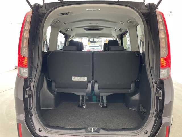 トヨタ ノア X 兵庫県 2015(平27)年 7.8万km ボルドーマイカメタリック ・純正9インチナビ（NSZT-Y64T）/・AM/FM/CD/DVD/フルセグ/・Bluetooth接続/・バックカメラ/・前後ドライブレコーダー/・片側パワースライドドア/・左右独立エアコン/・後席エアコン/・ETC/・LEDヘッドランプ/・スロットルコントローラー/・2列目サンシェード/・オールオートパワーウィンドウ/・電動格納ミラー/・アイドリングストップ/・carrozeriaツイーター/・ドアバイザー/・純正フロアマット/・社外アルミホイール/・取扱説明書/・保証書/・スペアキー/・フォグランプ/・ウインカーミラー