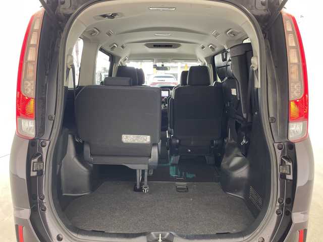 トヨタ ノア X 兵庫県 2015(平27)年 7.8万km ボルドーマイカメタリック ・純正9インチナビ（NSZT-Y64T）/・AM/FM/CD/DVD/フルセグ/・Bluetooth接続/・バックカメラ/・前後ドライブレコーダー/・片側パワースライドドア/・左右独立エアコン/・後席エアコン/・ETC/・LEDヘッドランプ/・スロットルコントローラー/・2列目サンシェード/・オールオートパワーウィンドウ/・電動格納ミラー/・アイドリングストップ/・carrozeriaツイーター/・ドアバイザー/・純正フロアマット/・社外アルミホイール/・取扱説明書/・保証書/・スペアキー/・フォグランプ/・ウインカーミラー