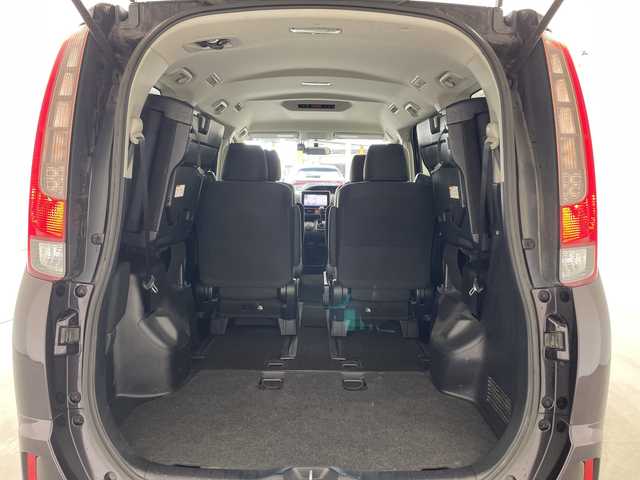 トヨタ ノア X 兵庫県 2015(平27)年 7.8万km ボルドーマイカメタリック ・純正9インチナビ（NSZT-Y64T）/・AM/FM/CD/DVD/フルセグ/・Bluetooth接続/・バックカメラ/・前後ドライブレコーダー/・片側パワースライドドア/・左右独立エアコン/・後席エアコン/・ETC/・LEDヘッドランプ/・スロットルコントローラー/・2列目サンシェード/・オールオートパワーウィンドウ/・電動格納ミラー/・アイドリングストップ/・carrozeriaツイーター/・ドアバイザー/・純正フロアマット/・社外アルミホイール/・取扱説明書/・保証書/・スペアキー/・フォグランプ/・ウインカーミラー